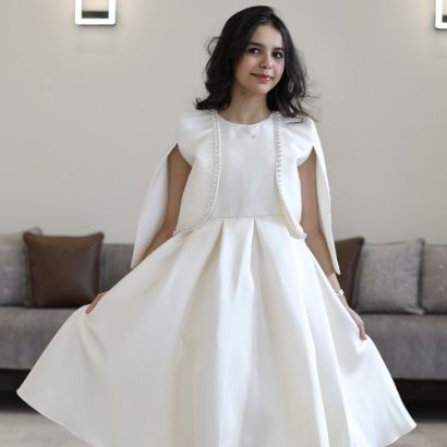 صورة فستان بناتي سهرة ساتان أوف وايت بجاكيت (كاب) مرصع بالإكسسوار - M3804